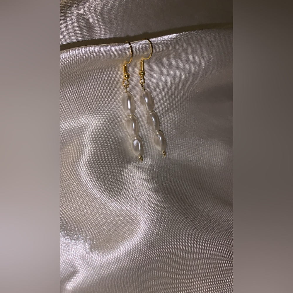 Handcrafted Pearl drop earrings in white and gold